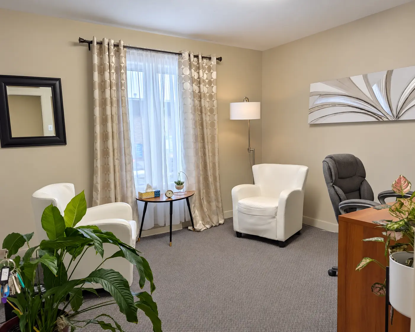 Bureau de consultation avec fauteuils et fenêtre