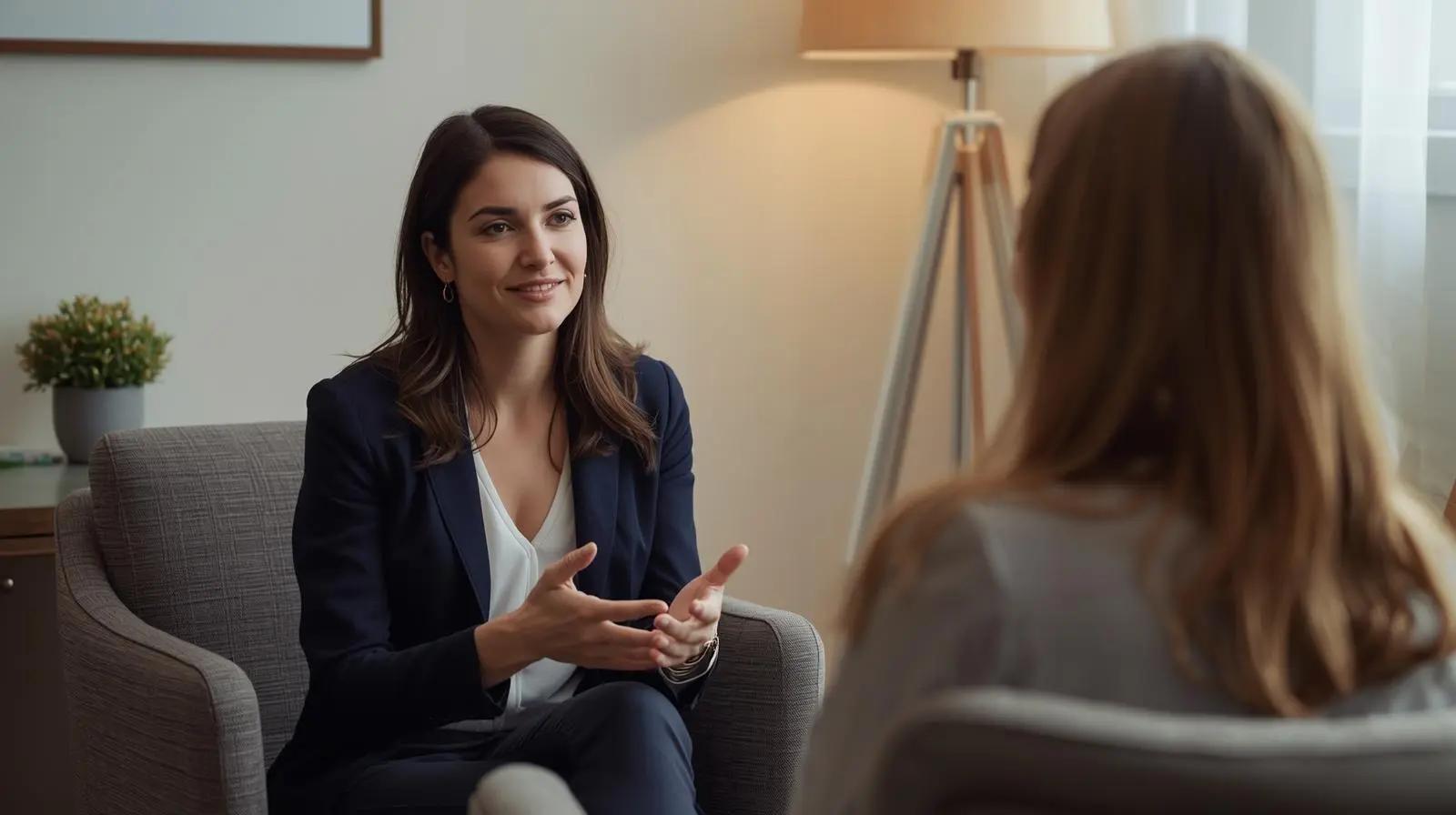 Illustration d’une consultation : une professionnelle échange avec une cliente